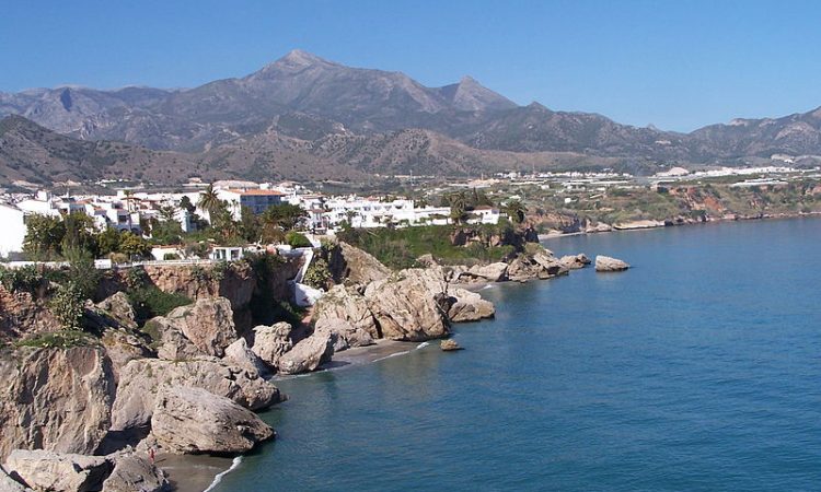 800px-Nerja_vue_depuis_le_balcon_d'europe